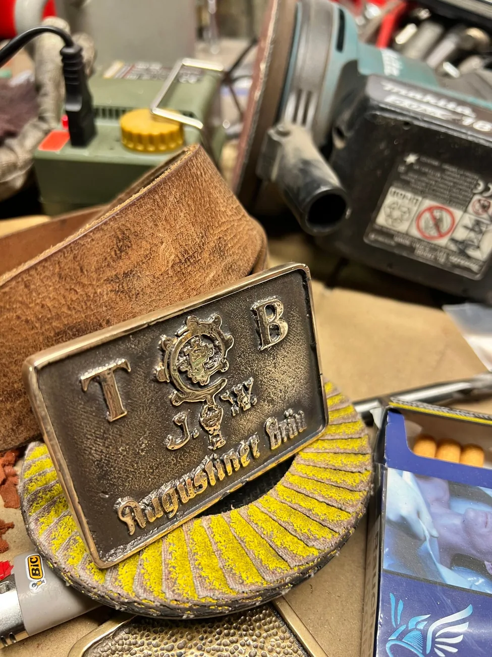 Gürtelschnalle mit den Initialen T und B und geätztem Ornament